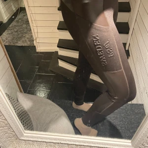 PS of Sweden ridbyxor - Snygga bruna ridleggings från PS OF SWEDEN med hög midja och tight passform. De har en stilren design med logotyp på benet och är perfekta för ridning🤩ny pris 899sek! Helt nya bara testade på!🩷