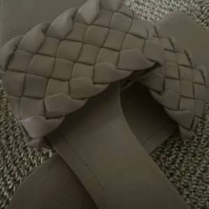 Beige sandaler med flätad rem kittenheels - Stilrena beige sandaler med en bred flätad rem. Perfekta för sommarens varma dagar.