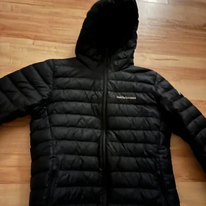Peak performance jacka  - En riktigt fin jacka använd väl säljer pga den är för liten. Storlek S funkar också. Har en skråma på baksida axel men den är igen limmad inget man ser annars priset är inte slaget i sten!