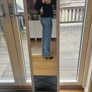 Mid/low jeans från Zara - Blå raka jeans från zara, endast använda en gång!🙌🏼