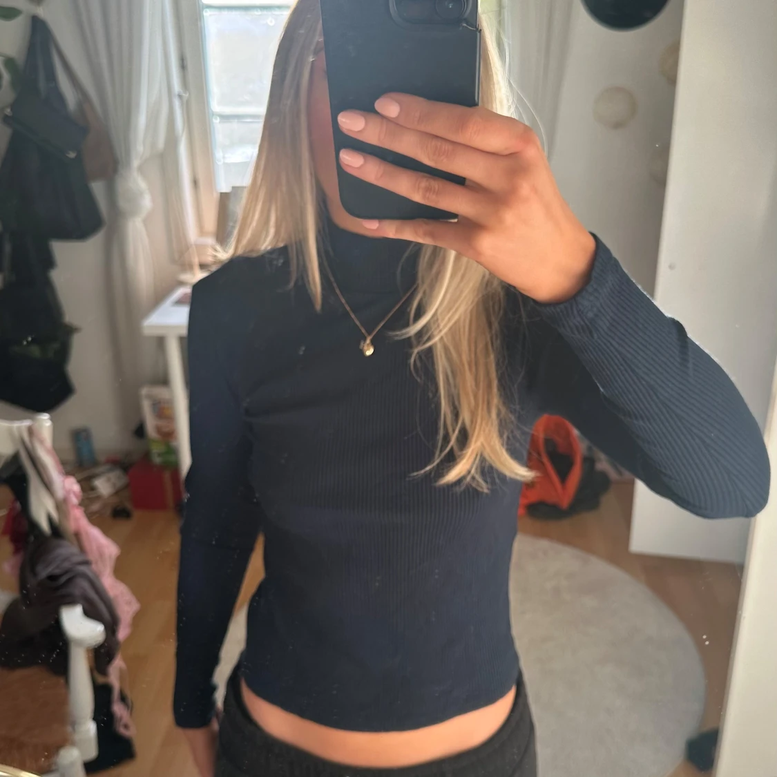 Mörkblå ribbad polotröja