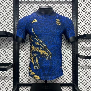Real Madrid fotbollströja med drakmotiv - Snygg blå fotbollströja från Adidas med ett iögonfallande guld drakmotiv. Tröjan har korta ärmar och klubbens emblem på bröstet. Perfekt för fotbollsfans som vill sticka ut på planen.