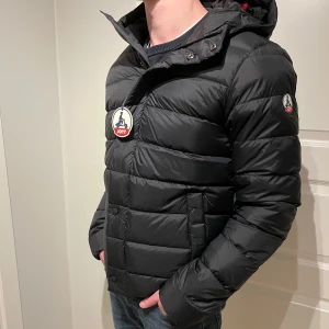 JOTT vinterjacka  - Helt ny sjukt snygg Jott jacka! | I butik kostar samma 3000kr+ | Etiketten säger L men är väldigt liten i storlek skulle bedöma mer som en M kanske S till och med! | Ställ gärna frågor innan du köper!