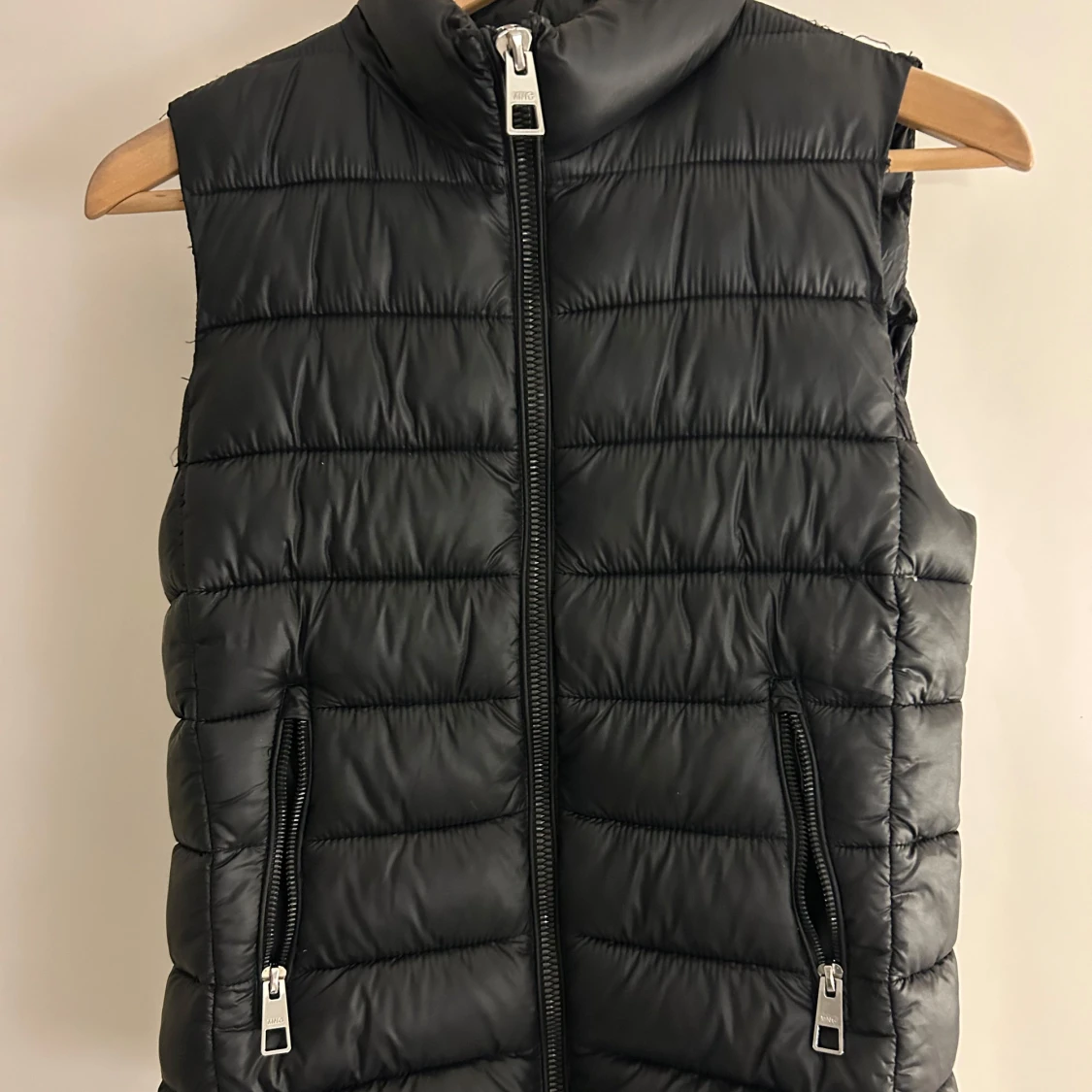 Svart dunväst från Mango - 90