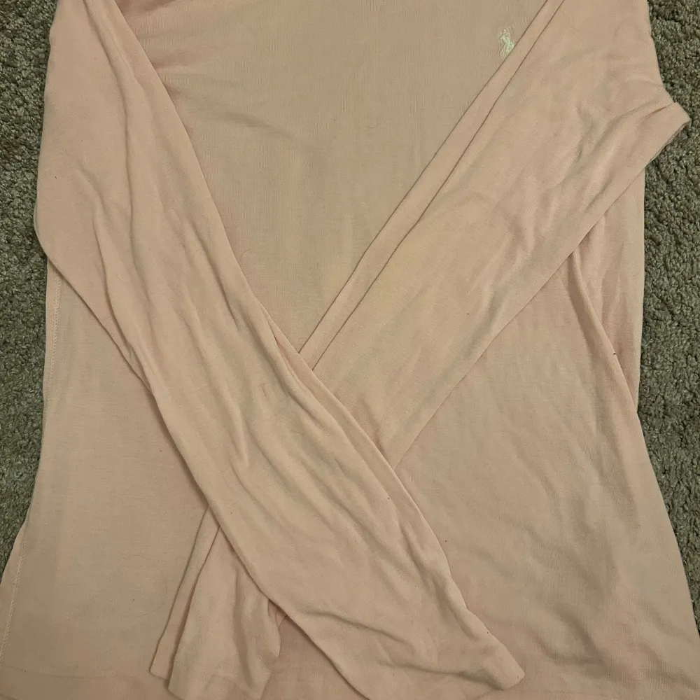 Säljer en mjuk och stilren rosa långärmad tröja från Polo Ralph Lauren. Tröjan har en klassisk design med en liten broderad logotyp på bröstet. Perfekt för en avslappnad och snygg look❤️❤️. Neuletakit & Villapaidat.