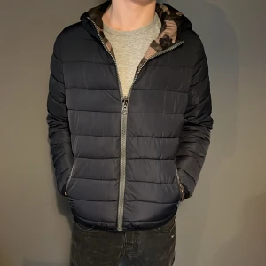 Colmar jacka - riktigt snygg Colmar jacka i bra skick, inga skavanker. Riktigt varm, vändbar som syns på sista bilden, storlek S. Modellen är 179             3