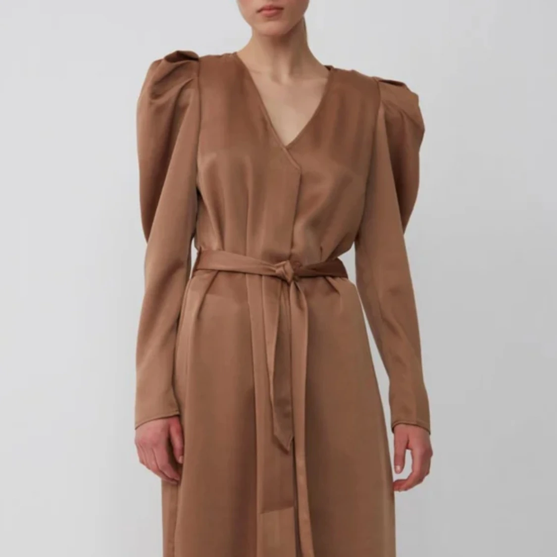 Lyxig brun satin klänning - 92