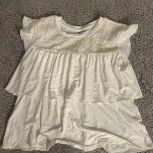 Vit blus från Kappahl - Säljer denna vita blusen från Kappahl❤️ Den är i jättefint skick❤️ Skriv vid fler frågor eller bilder❤️