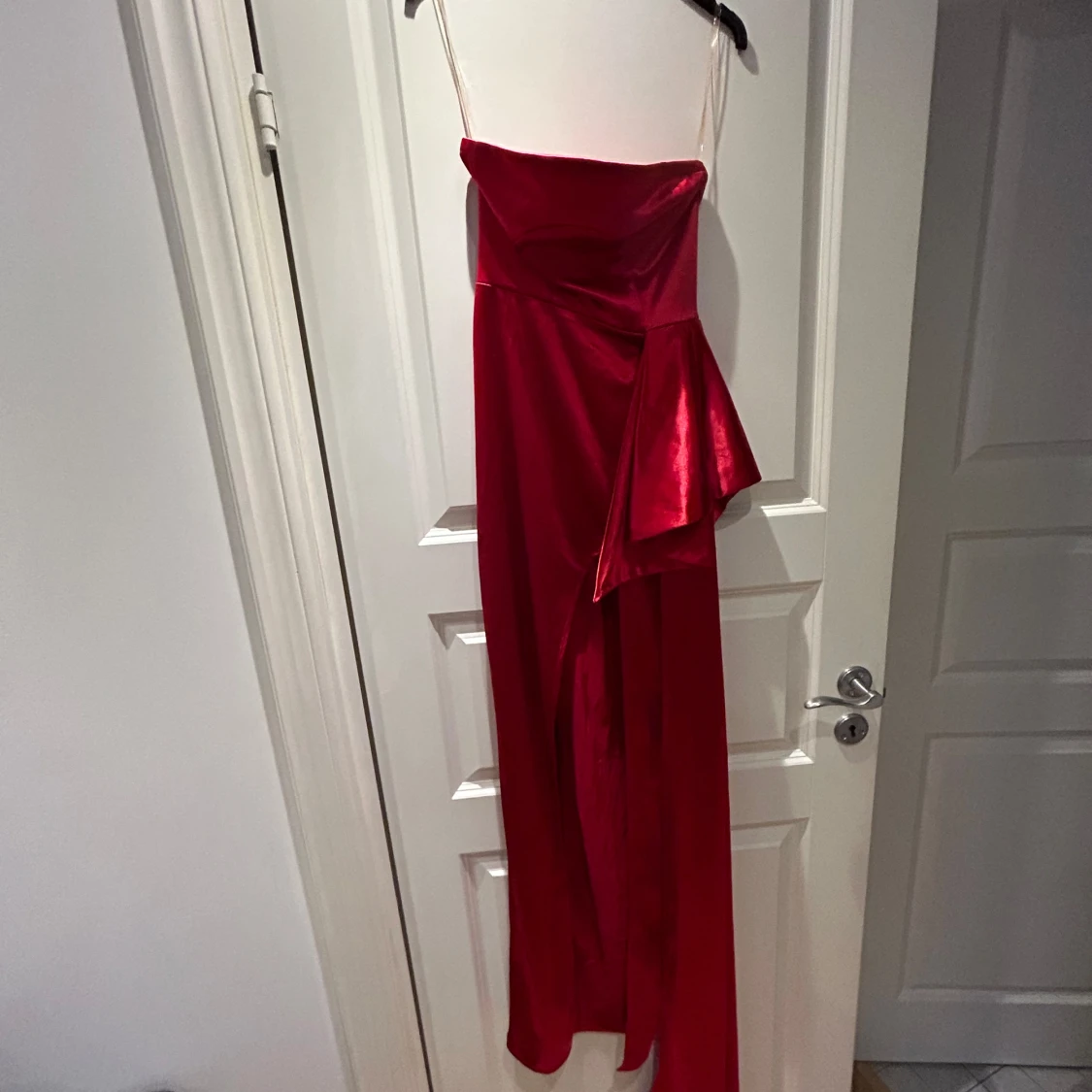 Röd axelbandslös långklänning från Fashion Nova