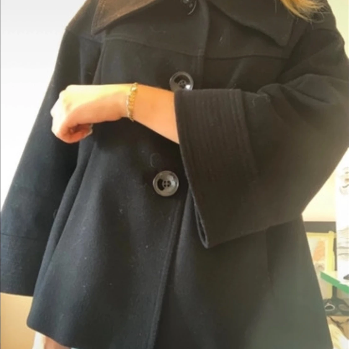 Svart kappa med stora knappar - 91