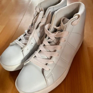 Vita snygga sneakers från WARP! - Snygga vita sneakers med snörning i storlek 38 från WARP. Som nya! 