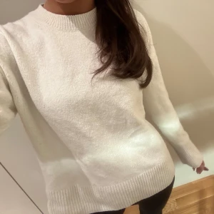 Stickad tröja!  - Jätteskön stickad tröja från &otherstories, inga defekter!!🤍✨✨orginalpris: 550