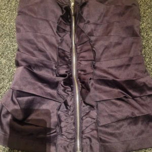 Topp/bandou - Snygg topp som tyvärr är för stor på mig så kan inte fixa egna bilder men har två bilder med hur den ser ut på vid intresse! Bra skick men har lite skador här och där! Passar xs-s