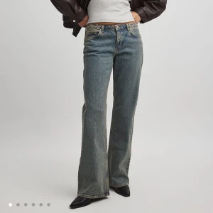 Populära jeansen från NA-KD - Snygga Lågmidjade blå jeans från NA-KD. Färgen heter ”Vintage blå”💗 använda max 5gånger! Så väldigt bra skick🙌säljer då det inte är min stil. (Originalpris är 699kr) Pris är som alltid diskuterbart, hör av dig vid frågor☺️