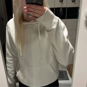 Vit hoodie i xs  - Säljer en fin vit hoodie i xs som är använd men i ett bra skick 