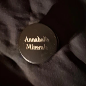 Mineralrouge Coral från Annabelle Minerals NY  - Säljer ett mineralrouge i färgen Coral från Annabelle Minerals. Perfekt för att ge kinderna en naturlig och fräsch glöd. Kommer i en praktisk burk med skruvlock.