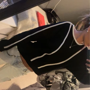 Stickad tröja vita detlajer - Skriv för fler bilder!