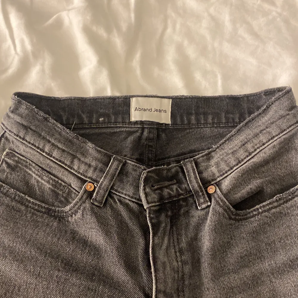 Gråa jeans i bra skick  Nypris är runt 1000 Sitter väldigt bra i midjan för dom som brukar ha xs skulle jag säga  Pris går att diskutera . Jeans & Byxor.