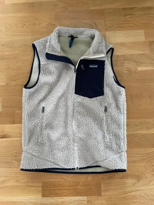 Patagonia väst - Fleece väst använd 2-3 gånger, inga defekter. Storleken är M