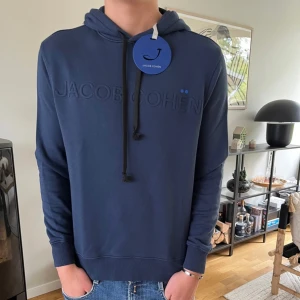 Jacob Cohen - Säljer nu denna riktigt feta Jacob CohenHoodien i färgen blå. Den är helt ny med tags på. Hoodien är slutsåld överallt. Vårt pris 2349 ny pris ca 5000. Hör av er angående frågor . Pris kan diskuteras 🤩