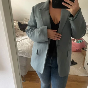 Grå/grön oversized kavaj  - Grå/grön supersnygg oversized kavaj från zara. Kavajen är i storlek L och knappt använd. 
