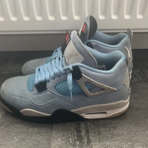 Jordan 4 university blues - Knappt använd (otvättad/smutsig) Storlek 42