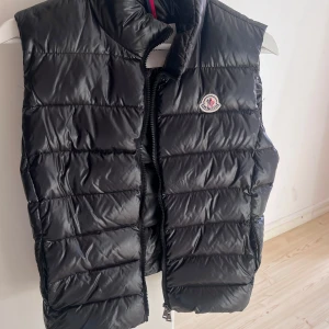 Moncler väst - Äkta moncler väst dam köpt på nk i stockholm för ca 6000kr. Storlek 2 vilket motsvarar en S. Knappt använd och som ny. Har tyvärr inte kvitto eller dustbag. 
