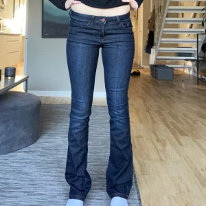 Mörkblåa Lågmidjade utsvängda jeans  - I mycket bra skick mått kan skickas vid förfrågan 