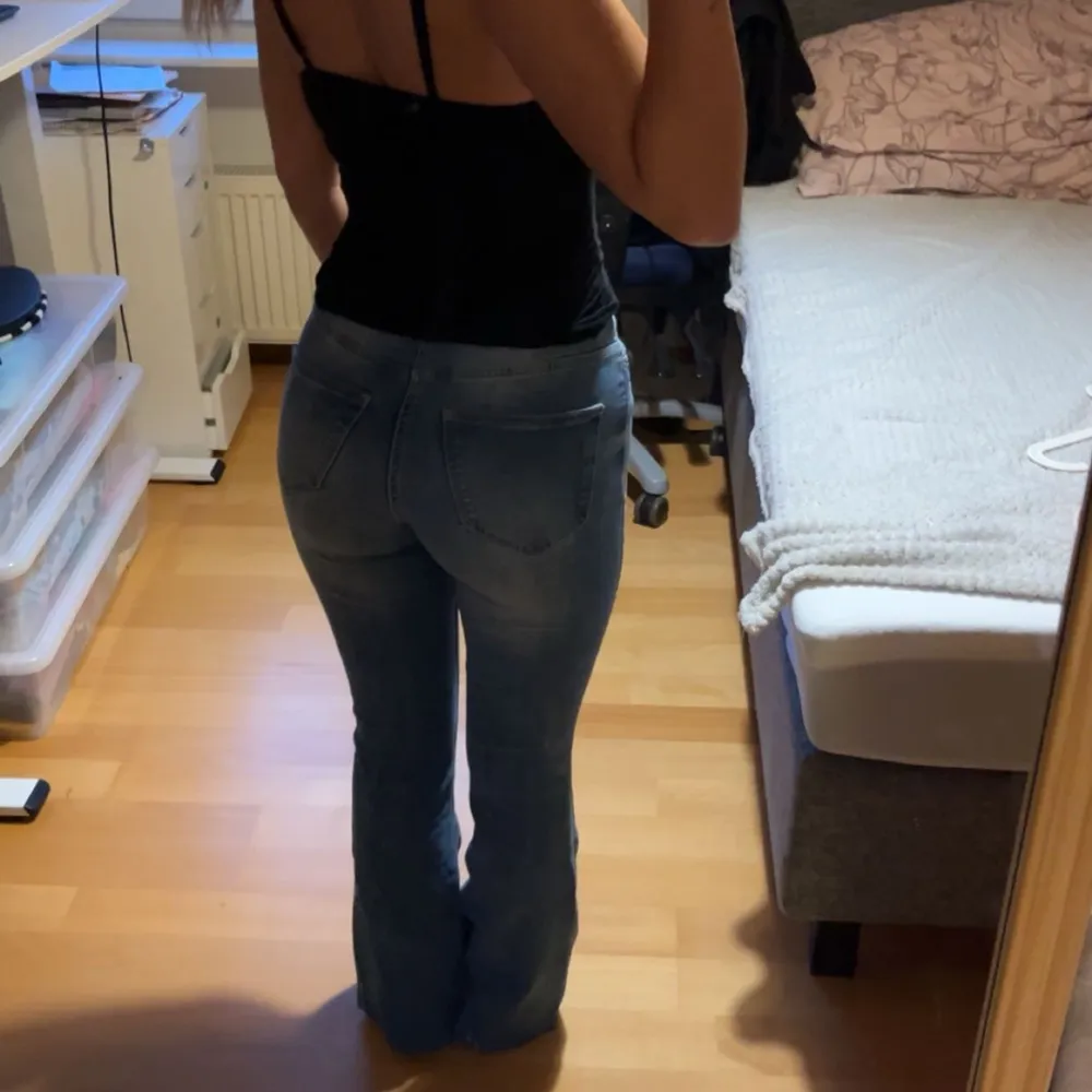 Midwaist, uppsydda till ngn som är runt 162. Jeans & Byxor.