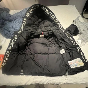 Moncler jacka - Den är i bra skick. Säljer då den är för liten.