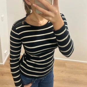 Ralph Lauren paita - Ralph Laurenin pitkähihainen kivoilla yksityiskohdilla, hyvässä kunnossa ja kokoa xs.