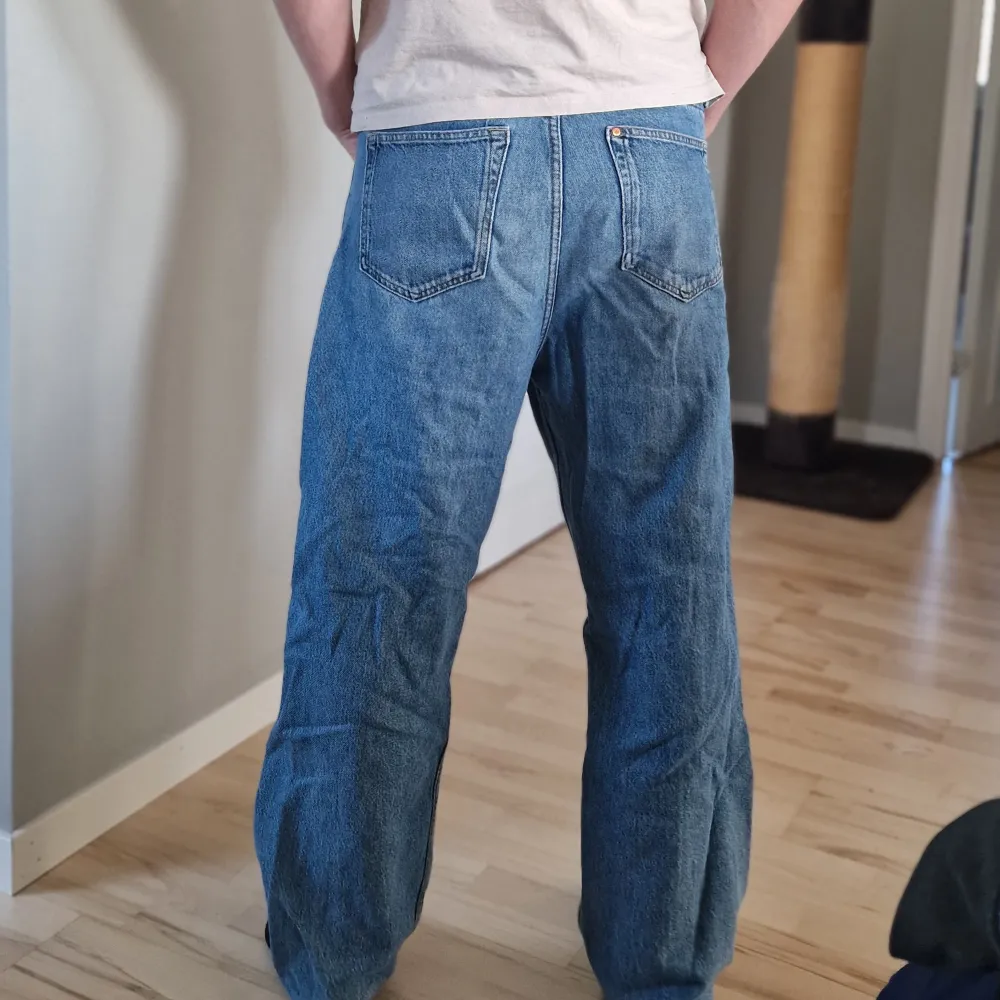 Loose fit, toppenskick i snygg tvättning.  Modellen är 181 cm lång H&M, W31*L32. Jeans & Byxor.