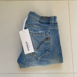 Dondup Jeans George  - Säljer nu dessa riktigt snygga dom George Jeans som passar året runt till allt, slitningar i design, skriv för fler bilder/frågor🙌🏼