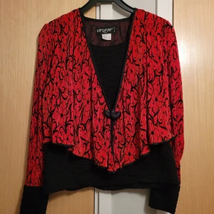 Vintage set - Vintage set från Virginie Paris. Kjol och blus med innertröja. Står ej storlek i men uppskattningsvis 38/40-44. Resår i midjan på kjolen men inga fickor.  100% Polyamide 100% Nylon