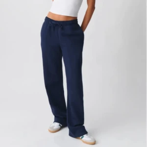 Mörkblå mjukisbyxor - Säljer ett par mörkblå mjukisbyxor fårn GinaTricot som är superbekväma. Har använt 1-2 gånger så helt nya, dem är perfekt nu inför hösten storlek L