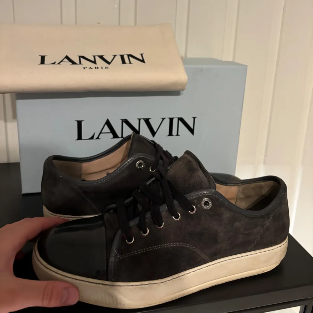 Säljer nu dessa sjukt feta LANVIN skor i färgen grey🍾Skorna är i väldigt fint skick och passar storleken 42-43🎉Nypris 5000 men säljs för 2499!!🎉 Box och dusbag ingår självklart!🍾Hör av dig vid frågor och funderingar🤩. Skor.