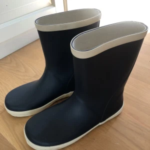 Gummistövlar Wheat stl 34 - Säljer gummistövlar från Wheat i stl 34. Sparsamt använda, som nya. Passar till både en tjej eller kille.