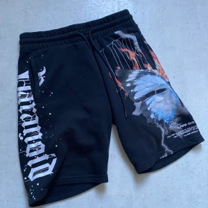 Shorts - Hej! Jag säljer 1st shorts med märket ”black squad” som är i storlek S 