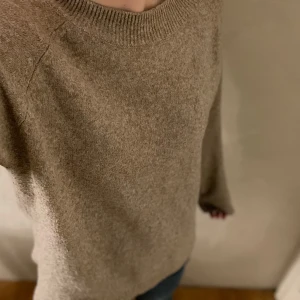 Stickad tröja  - Det är en brun stickad tröja ifrån Veromoda, den är lite nopprig men det är knhe något jag tänker på