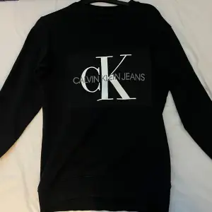 Jättefin Calvin Klein tröja, har använts ett par gånger men är fortfarande i jättebra skick. 