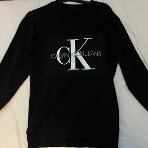 Calvin Klein Jeans tröja  - Jättefin Calvin Klein tröja, har använts ett par gånger men är fortfarande i jättebra skick. 