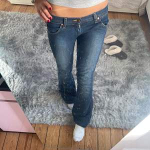 Säljer dessa sjukt snygga jeans från märket wrangler! Älskar älskar älskar och perfekt till hösten. Sitter jätte lågmidjat och är i modellen bootcut, midjemåttet är 37 cm rakt över och innerbenslängden är 80! Kom privat vid fler funderingar ❤️