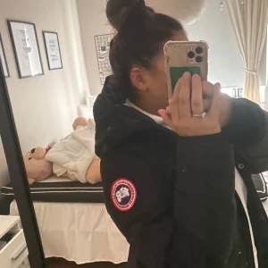 Canada goose - Säljer dena jacka för att de inte är min stil längre köpt på NK för 1,5 år sen . Priset då rockhängare som är trasig och inte har äktenskap bevis . Skiket är bra använts kanske 4 månader i välbehållna händer