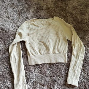 Sporttopp från ginatricot - Sitter jätte bra på