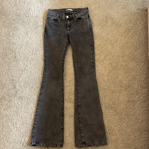 Flared jeans  - Hej jag säljer dessa supersnygga jeans pgr av att det inte passar så bra längre!💕