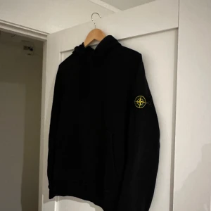 Stone island hoodie - Svart Stone island hoodie, med loggan på armen. Skick 9,5/10