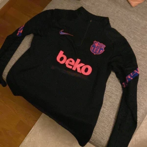 Barcelona träja - Säljer för den är för liten!  Lite sliten på sidan som sista bilden visar annars felfri! Pris är diskutebart!