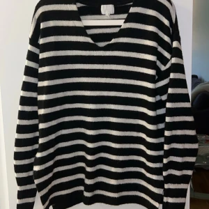 Tröja  - Storlek M  Nypris 200 