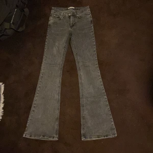 Mörkgrå jeans - Ginatricot  Mörkgrå  Väldigt fint skick Lågmidjad  Storlek 32 Innerlängd 81 cm 