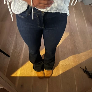 Mörkblåa jeans  - Jättefina mörkblåa boot cut jeans i skönt material som inte kommer till användning längre. 